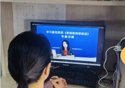 用心指引 为爱赋能 | 兰州东方中学开展《家庭教育促进法》学习活动
