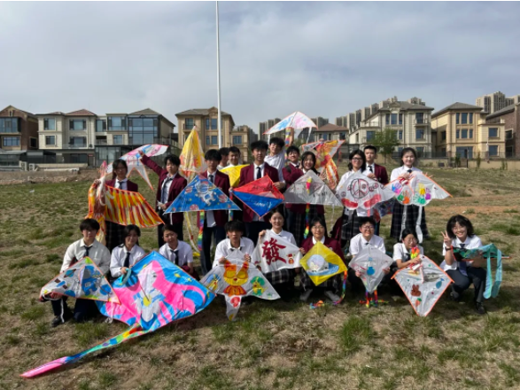 Flying with kites| Lanzhou Oriental International Secondary School launched the 