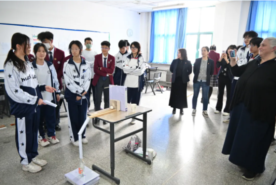 Think with both hands from practice Lanzhou Oriental International Secondary Sch