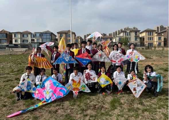 Flying with kites| Lanzhou Oriental International Secondary School launched the 