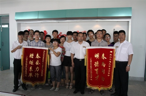 悠悠学子心 浓浓母校情  ——我校高三学子情馈母校
