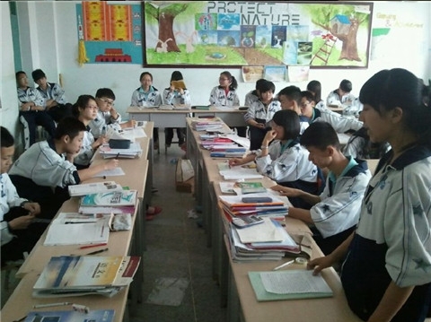 生动政治课堂 纵情辩海泛舟