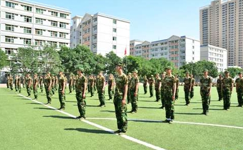 点击东方中学军训，见证孩子们的成长