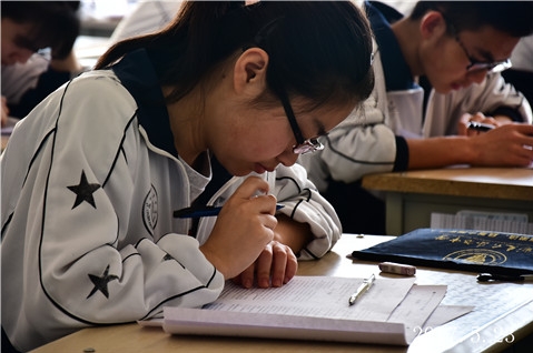 兰州交大东方中学开展模拟高考 全真模拟考场让高三学子们从容应对高考