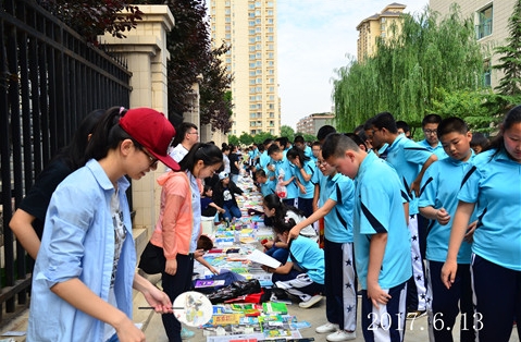 兰州交大东方中学高三毕业生开办“跳蚤市场” 别样方式告别青春校园
