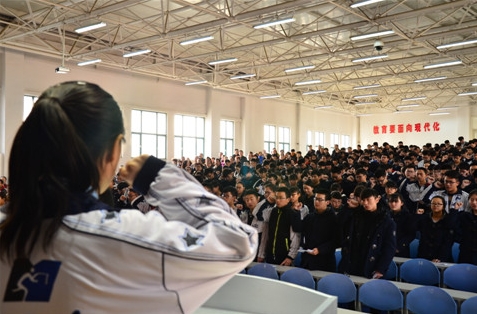 我校召开高考百日誓师大会  高三家长现场为同学们助威