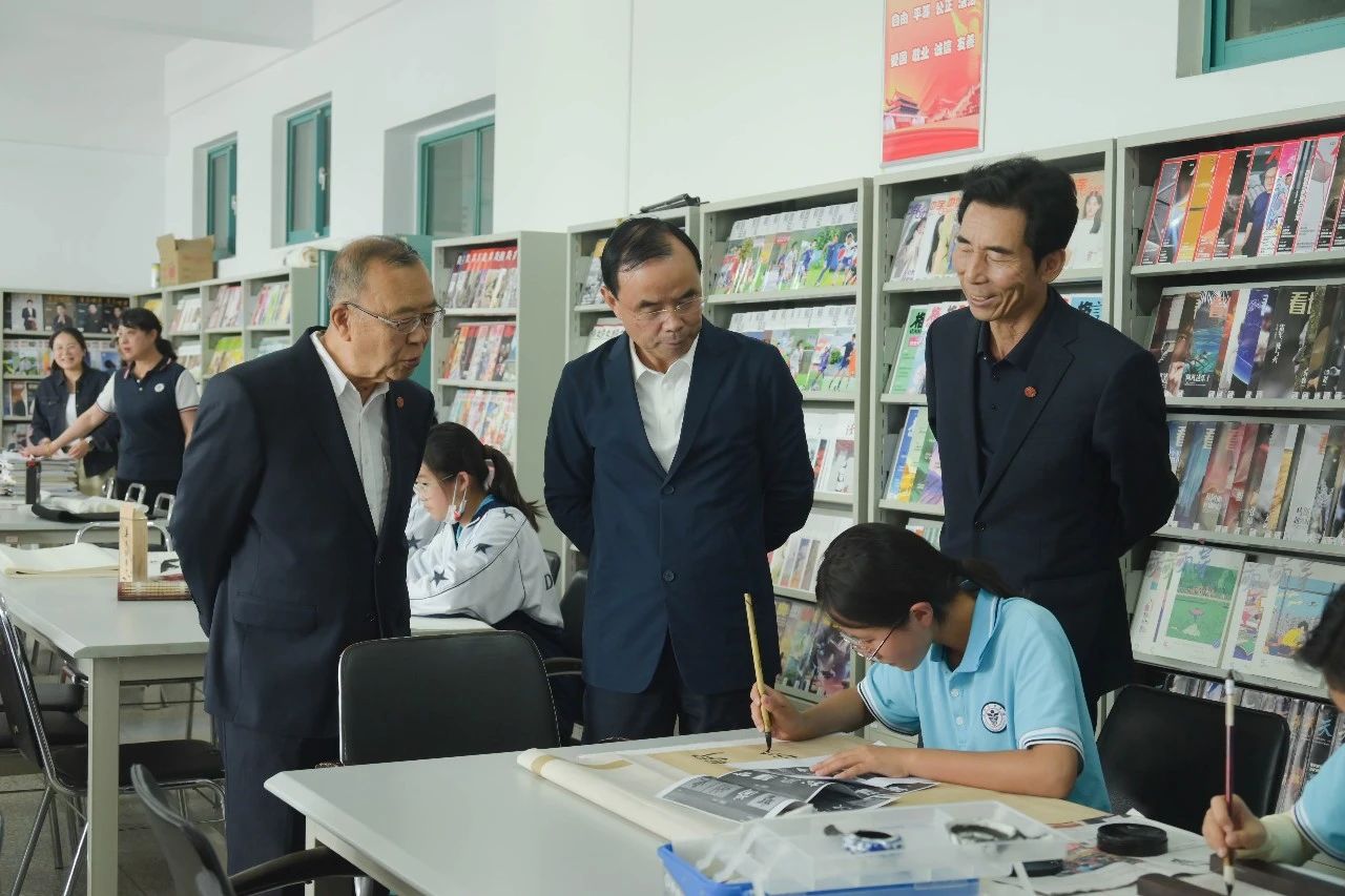 立德树人廿载路 向美而行正当时 | 兰州东方学校（初中部）2025年校园艺术节开幕式暨师生家长现场书法比赛纪实