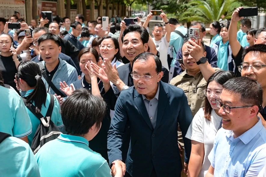 为青春壮行 | 兰州东方中学2025届高三毕业生离校温情剪影
