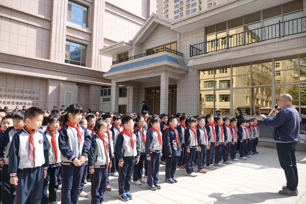 蓝老师进校园 点亮安全新学期|兰州市消防救援支队、安宁区消防救援大队携手兰州东方学校（小学部）共同举办“消防安全第一课”主题活动