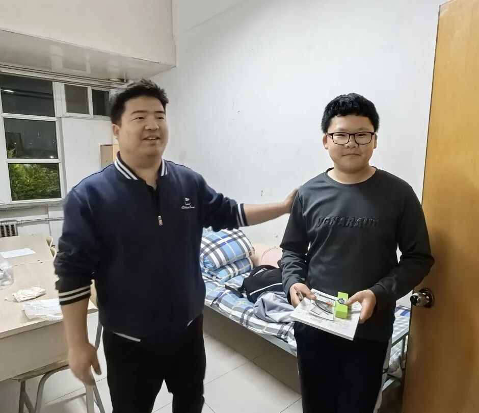 家校携手暖宿寝 赋能成长启新程 | 兰州东方学校七年级开展住宿生宿舍慰问活动