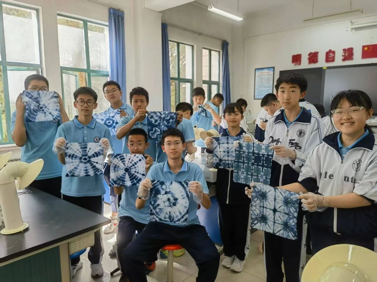 捆布凝韵 染色探理 | 兰州东方学校理化生教研组开展扎染跨学科校本实践课