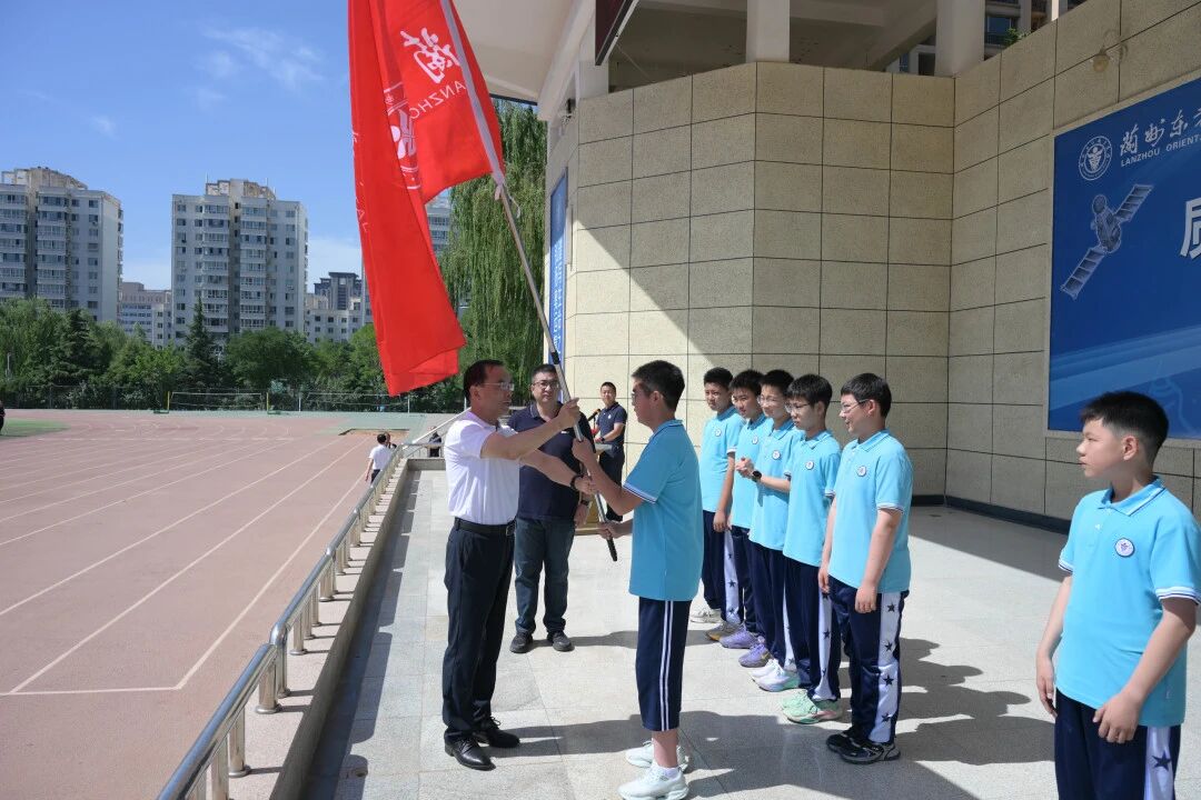 承载甘肃荣耀 剑指全国赛场 | 兰州东方学校机器人代表队出征全国师生数字素养提升实践活动