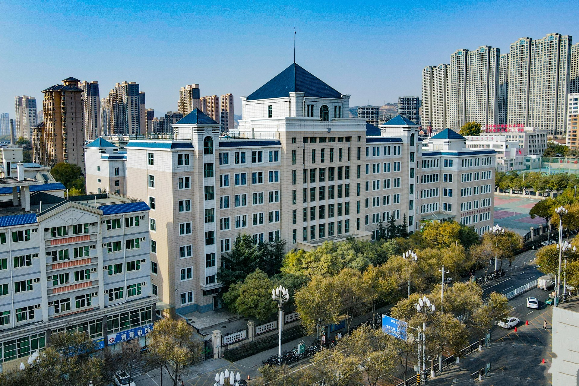 《关于进一步加强学生校服及床上用品采购管理工作的实施意见》