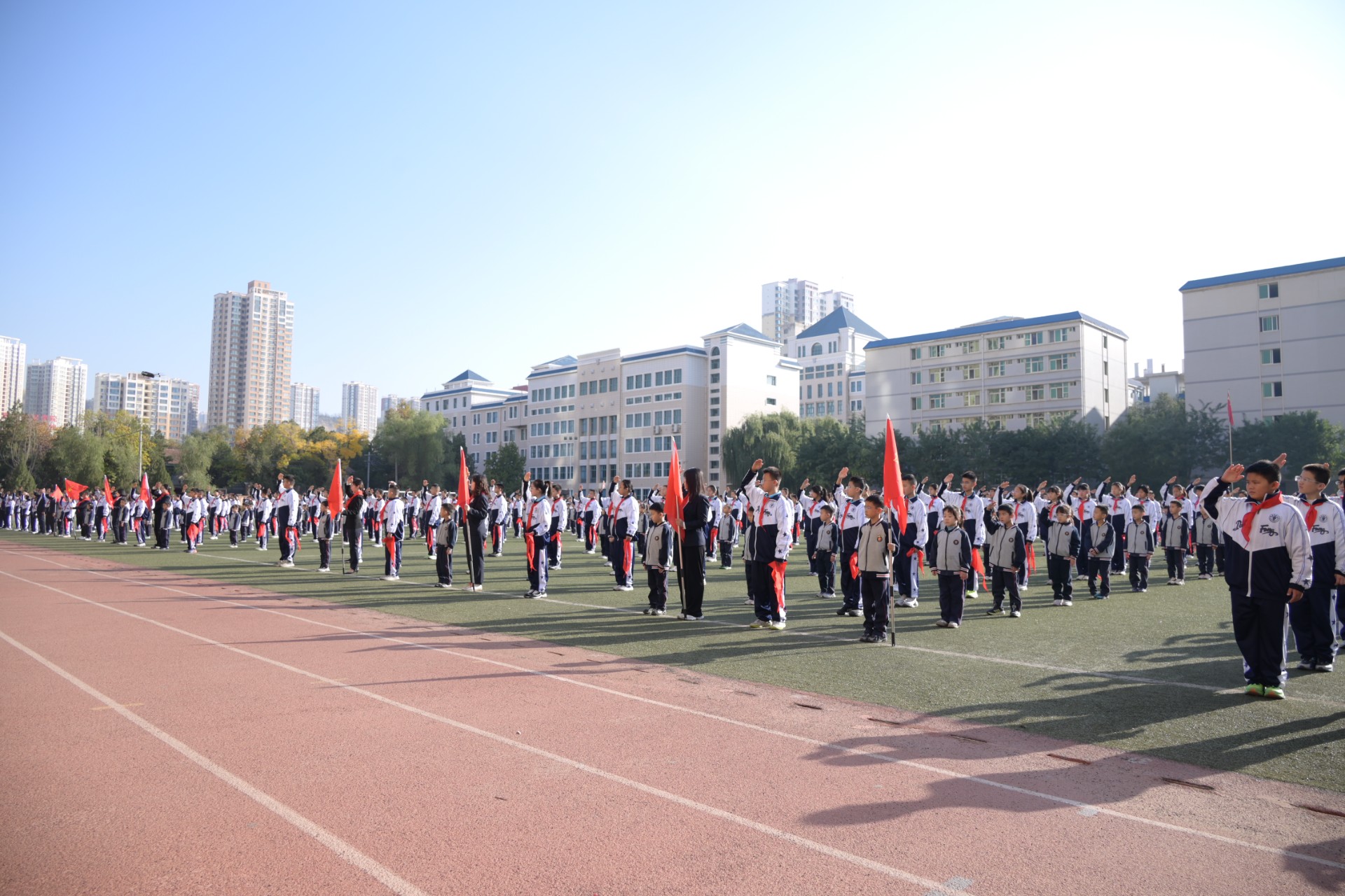 高举队旗跟党走 少年接力新长征 |  兰州东方学校开展中国少年先锋队建队77周年主题活动